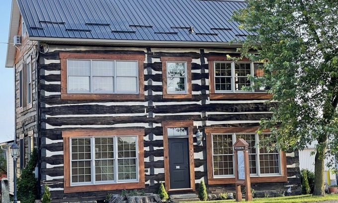 Winesburg House | Historic 200 year old 3-bedroom log house with WiFi and AC in charming Winesburg