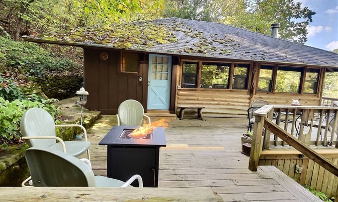 Eureka Springs Cabin | Historic Cabin + Peaceful + Waterside + Patio
