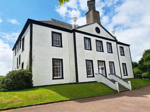 Campbeltown Apartment | Historic central apartment in Castlehill Mansions