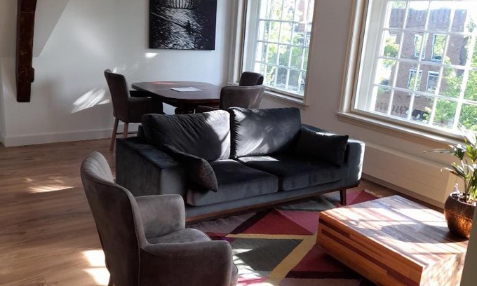 Gouda Apartment | historic city apartment with private parking