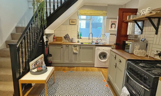 Margate Cottage | Historic cosy Old Town cottage-parking, garden, 2-min walk to beach