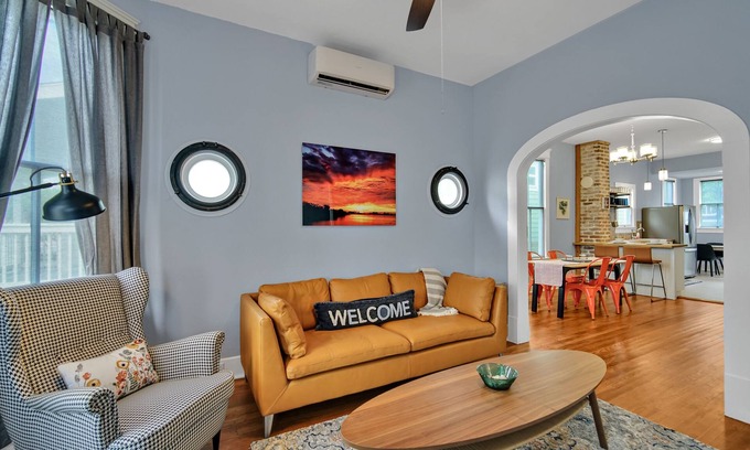 San Jacinto Cottage | Historic Cottage-2 Block Walk to the Beach