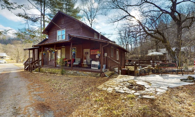 Sugar Grove House | Historic creekside property with alfresco dining space, original fixtures & AC