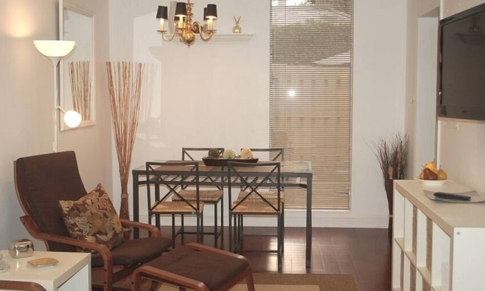 Historic Downtown Savannah Cottage | Historic District Cottage Suite with a Fresh, Youthful Decor.