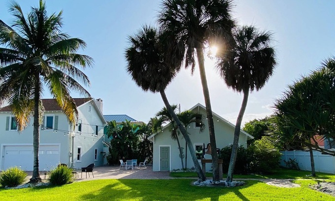 Pass-a-Grille Historic District Apartment | Historic Downtown Pass A Grille Beach 15K SqFt ES