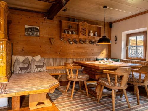 Glatzham House | Historic farmhouse 200 years old meets new