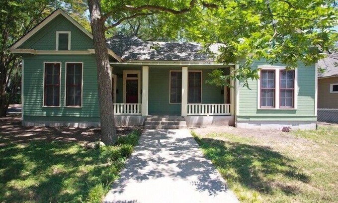 Hyde Park House | Historic Home in Central Austin by UT and Downtown, Walk to Restaurants