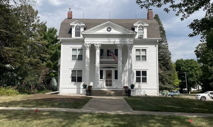 Storm Lake House | Historic home near lake, parks, shopping and BVU! Perfect for the holidays!