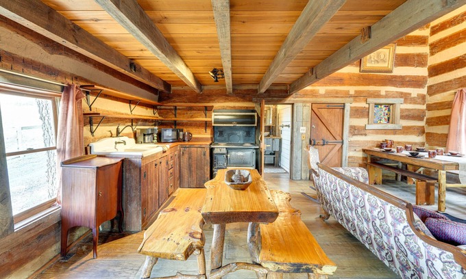 Jonesborough Cabin | Historic Jonesborough Cabin w/Fire Pit & Grill!