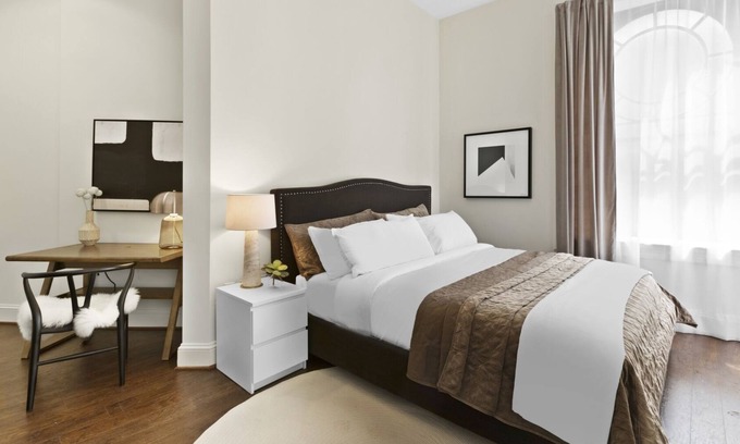 Downtown Baltimore Hotel | Historic King Studio in Prime Location