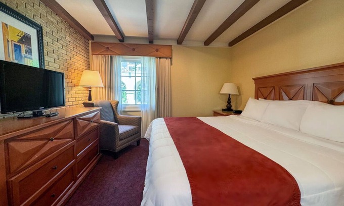 Western Division Hotel | Historic Laredo Retreat w/Courtyard Pool, Onsite Dining & Border Views