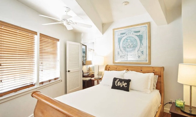 Burns Square Apartment | Historic Suites Hotel in Walkable Downtown between Siesta & Lido Beaches