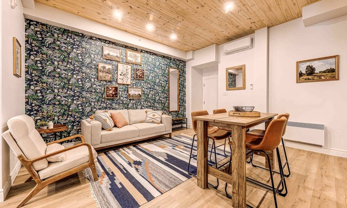 Vieux-Quebec-Cap-Blanc-colline Parlementaire Hotel | Historic Two Bedroom Facing Parliament