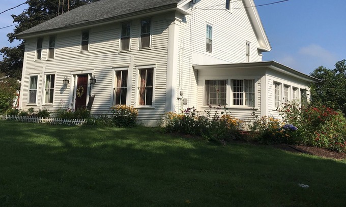 Canterbury Apartment | Historic Windswept FarmStay In Central NH