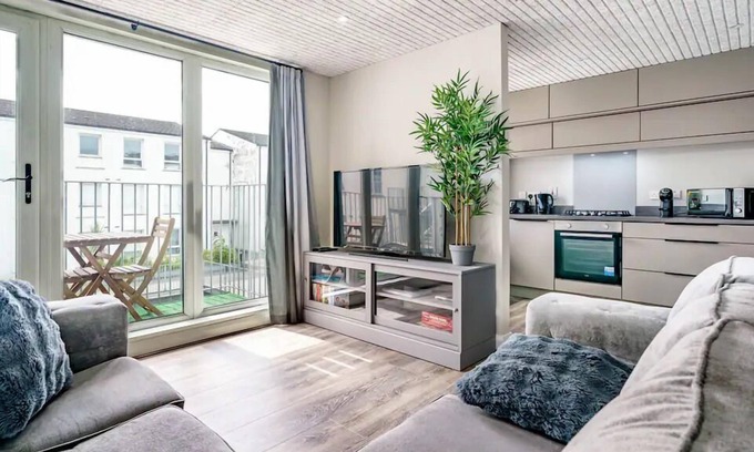 Belfast Apartment | Historical West Belfast | 5 Mins to City Centre| Pass the Keys