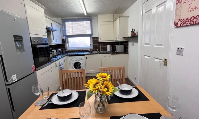 Thamesmead East House | Hive Stays Close to Abbeywood Free Parking Wifi