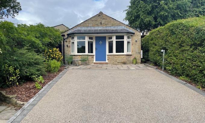High Peak Cottage | HOCKERLEY COTTAGE, romantic, with a garden in Whaley Bridge