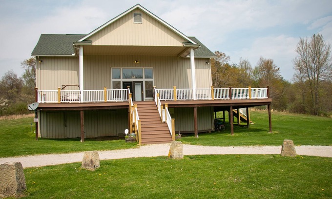 New Plymouth Cabin | Hocking Hills Lodge w/hottub,10acre lake, with Basketball & Pickleball court