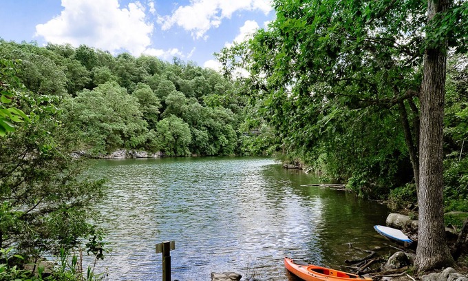 Carroll County House | Hogscald Hollow Beaver Lake, Kayaks, Hot Tub, Fire Pit, ON WATER, Self-Tour Seas