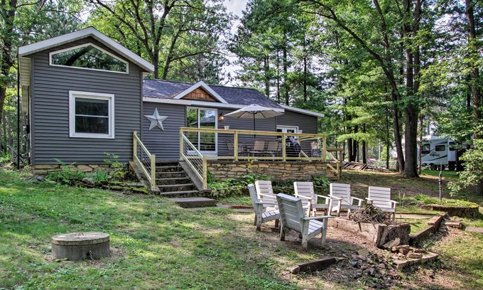 Holcombe Cottage | Holcombe Lakefront Cottage: Fishing & Snowmobiling