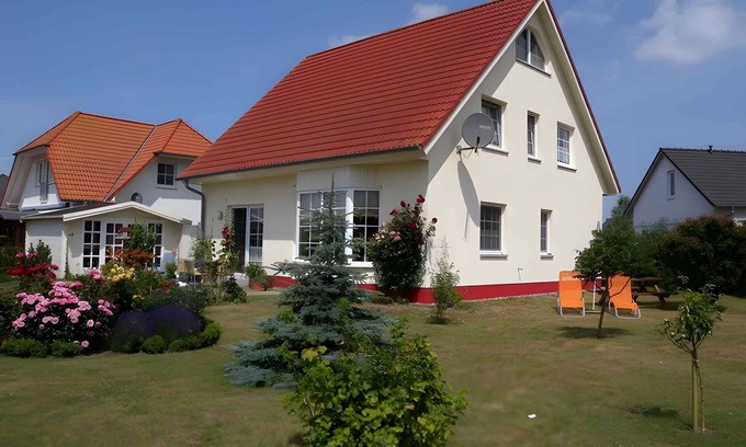 Klausdorf Apartment | Holiday apartment with garden, directly in crane's staging area