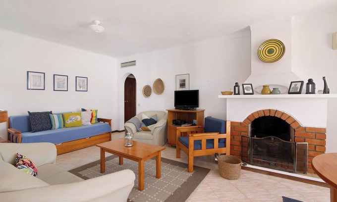 Montes de Alvor Apartment | Holiday Apartment "Alvor" with Air Conditioning, Shared Garden, Pool & Terrace