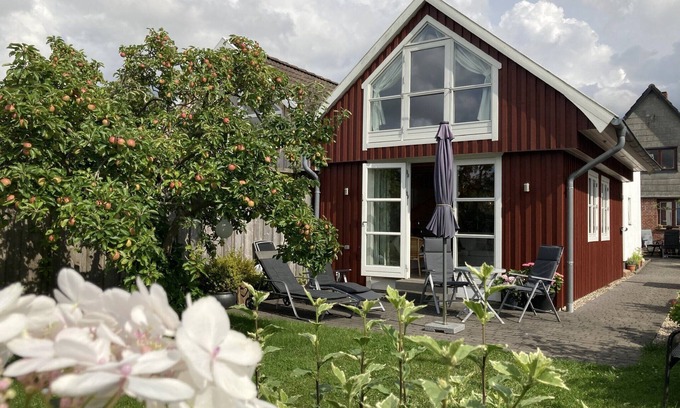 Arnis House | Holiday Apartment 'Bullerbü Ferienhäuschen Arnis' with Private Terrace and Own Garden