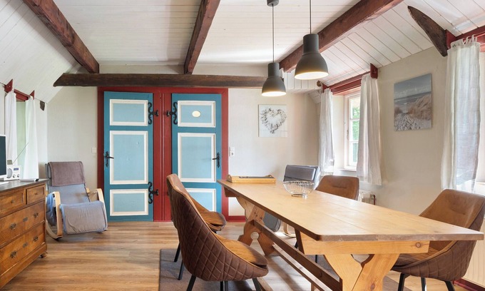 Oldenswort Apartment | Holiday Apartment 'Fewo 2 - Pohns Warft' with Shared Garden and Wi-Fi