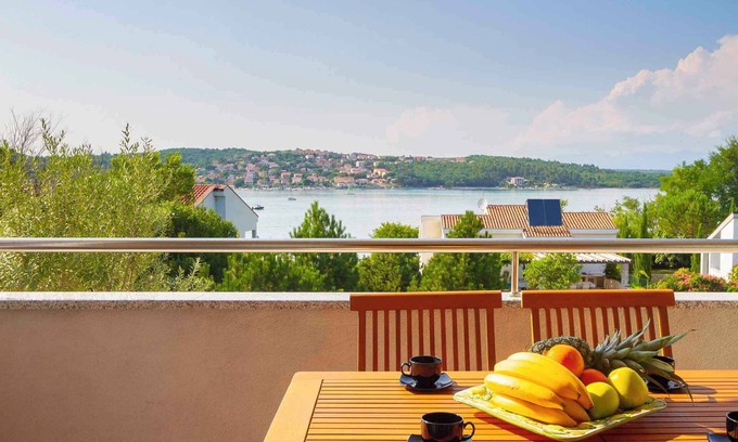 Soline Apartment | Holiday apartment with a balcony and sea view