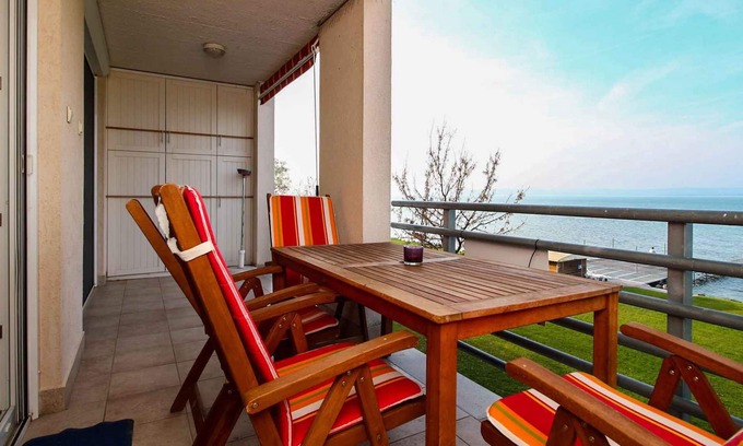 Balatonoszod Apartment | Holiday apartment directly on the water with lake panorama and modern decor