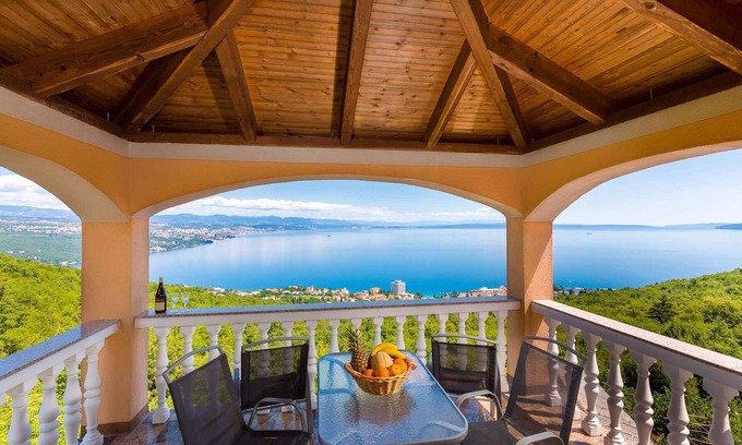 Bregi Apartment | Holiday apartment with panoramic sea views