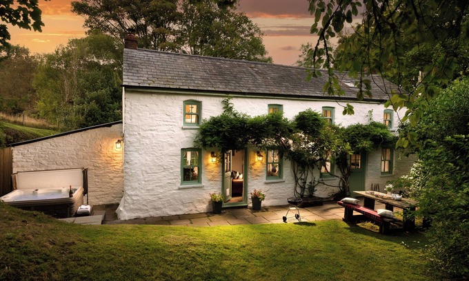 Brecon Cottage | Holiday Cottage with luxury hot tub sat in its own private woodland in Brecon.