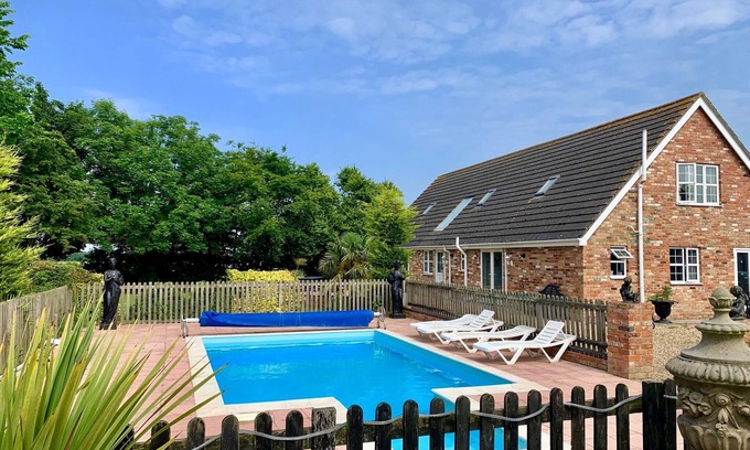 Louth Cottage | Holiday Cottages with Pool, Sleeps 6