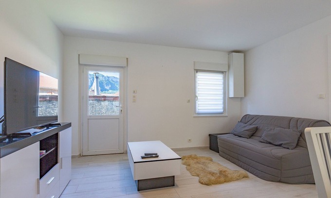 La Chapelle-en-Vercors House | Holiday Home 'Le Cottage' with Mountain View, Shared Terrace and Wi-Fi
