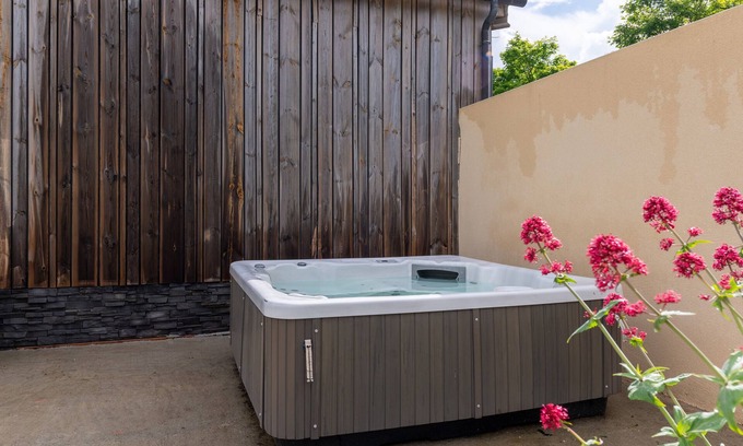 Saint-Gildas-de-Rhuys House | Holiday Home 'Le Loft avec jacuzzi' with Private Terrace, Private Garden and Wi-Fi