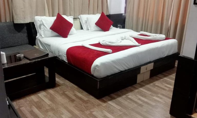 Dharamshala Hotel | Holiday Hill Mountain View with Balcony