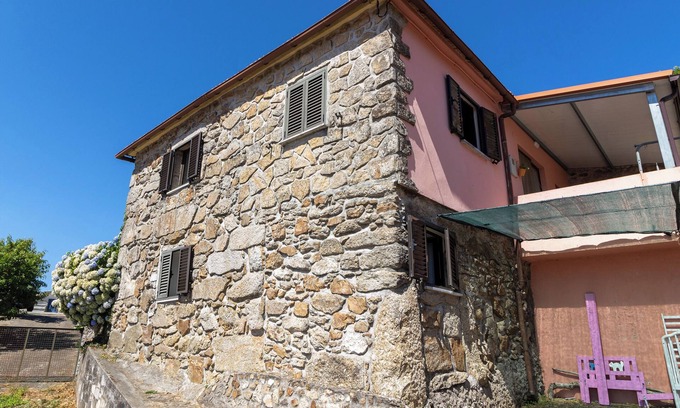 Paredes de Coura House | Holiday Home '1' with Mountain View, Shared Garden and Wi-Fi