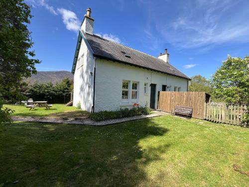 Alvie House | Holiday Home 1 Railway Cottage by Interhome