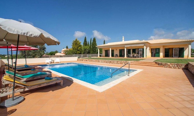 Lagoa e Carvoeiro House | Holiday Home Alto da Rafoia by Interhome