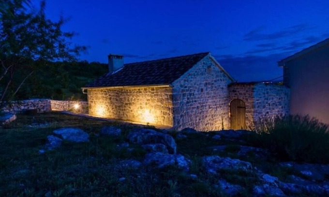 Nadin House | Holiday home Ante with beautiful private garden
