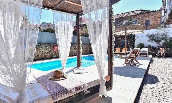 Armamar House | Holiday Home 'Casa Janja' with Private Pool, Wi-Fi and Air Conditioning