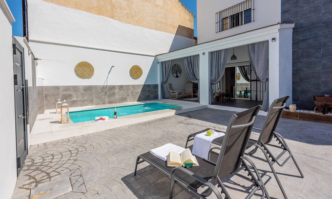 Marchena House | Holiday Home "Casa Rural Tierra de Olivos" with Private Pool & Wi-Fi