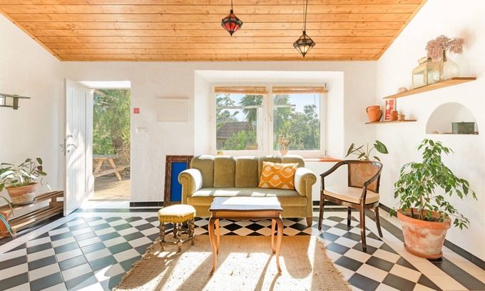 Baiona House | Holiday Home 'Casa Sol' with Private Terrace, Shared Garden and Wi-Fi