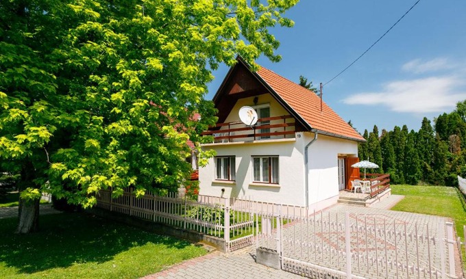 Balatonszarszo House | Holiday Home Cydonia by Interhome
