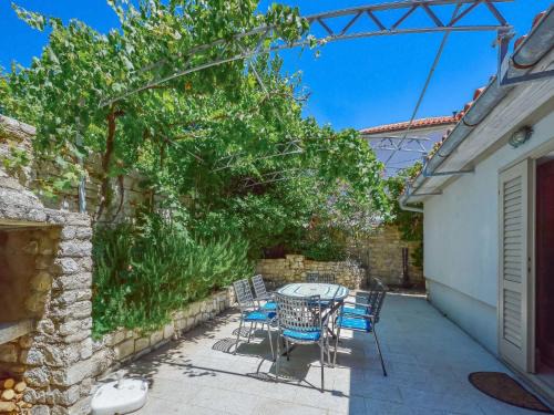 Osor House | Holiday Home Dubravka by Interhome
