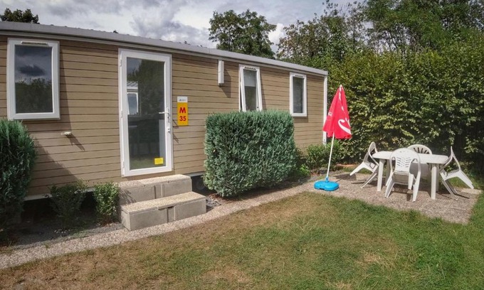 Dolni Pocernice House | Holiday Home Florida by Interhome