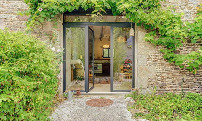 Cuguen House | Holiday Home 'Gite La Villate' with Private Terrace, Private Garden and Wi-Fi