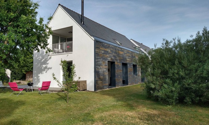 Saint-Jacques Villa | Holiday Home 'Grande Maison Bord De Mer' with Private Terrace and Private Garden