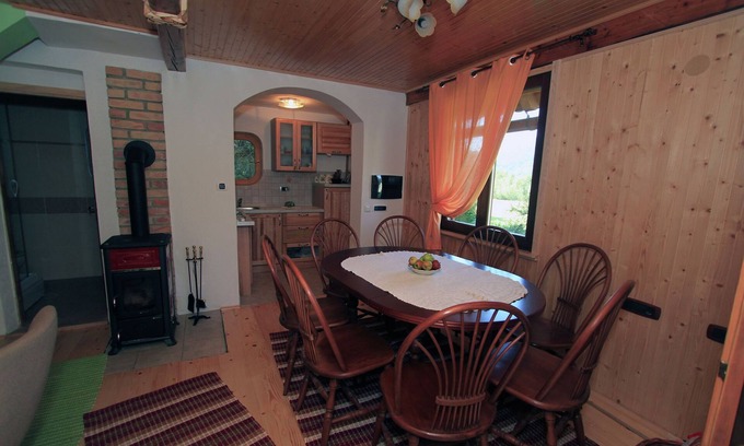 Brod na Kupi House | Holiday Home in Brod na Kupi by River Kupa