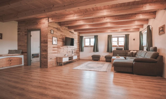 Ebersberg District House | Holiday Home 'Kaiser' with Mountain View, Private Terrace and Wi-Fi